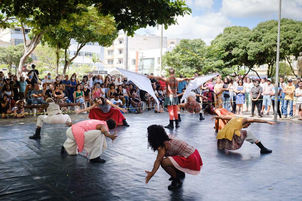 Êxtase Cia de Dança apresenta espetáculo na Feira Itinerante de Ubá 