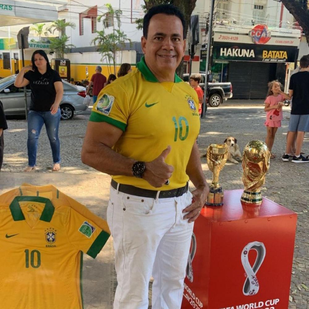 Troca de figurinhas e exposição das réplicas das taças do Mundial esquentam o clima da Copa em Ubá