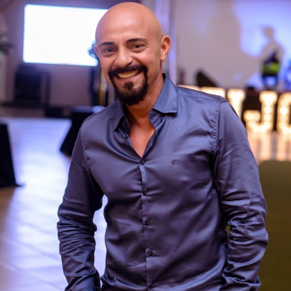 Orlando Silva celebra 32 anos de colunismo social com baile de gala nesta sexta