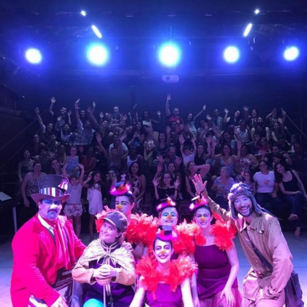 Companhia teatral apresenta o espetáculo 