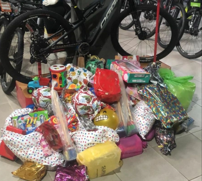 Ciclistas arrecadam brinquedos e quantia em dinheiro para doações de Natal