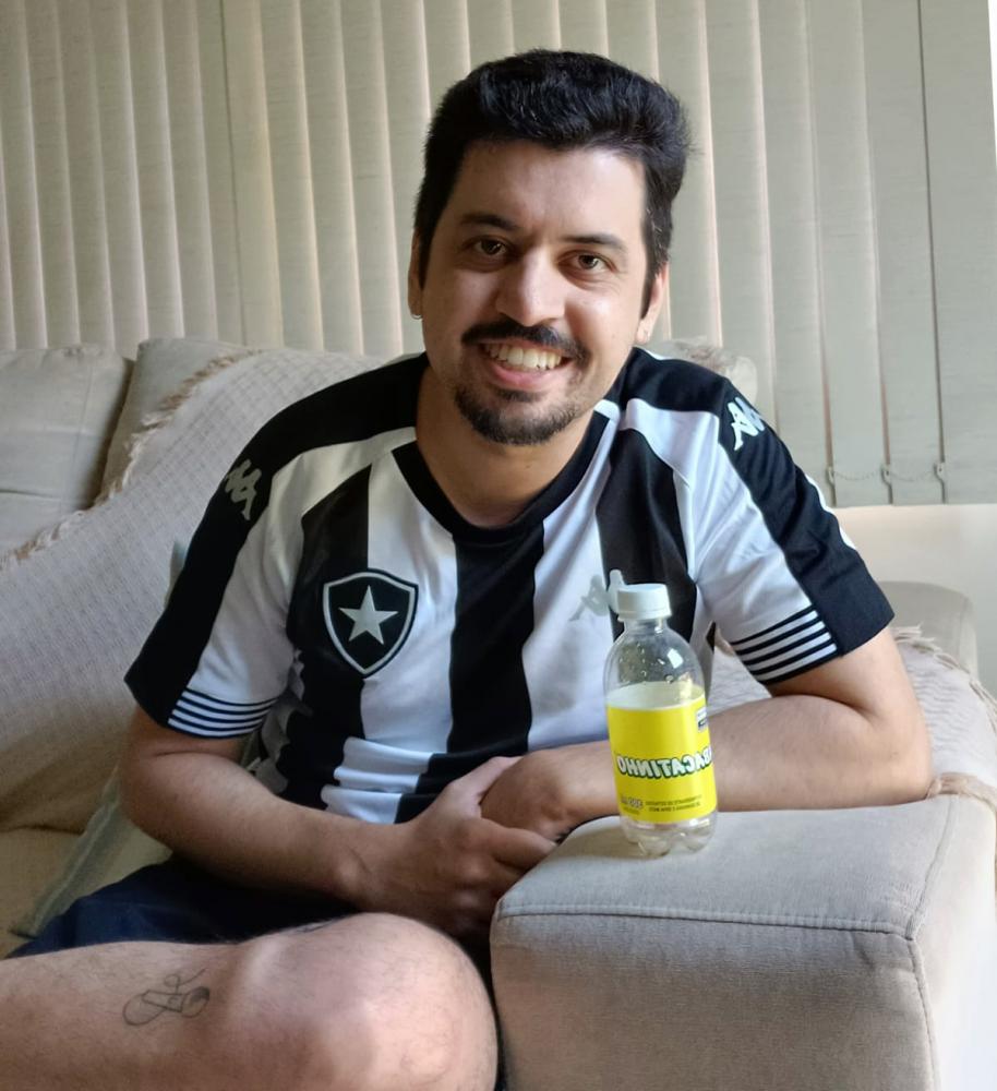 Comediante faz sucesso mostrando o dia a dia com uma garrafa ‘pet’