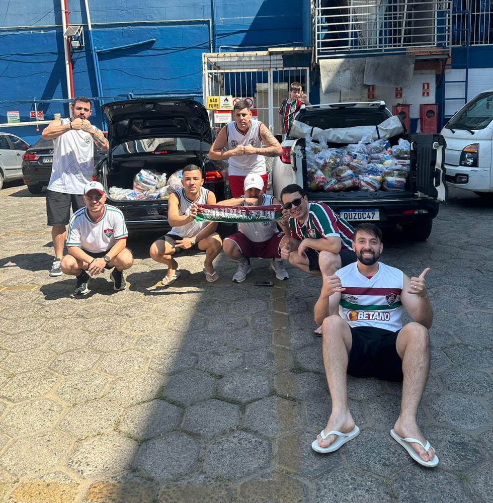 Torcida do Fluminense arrecada cestas básicas durante celebração do título da Libertadores em Ubá