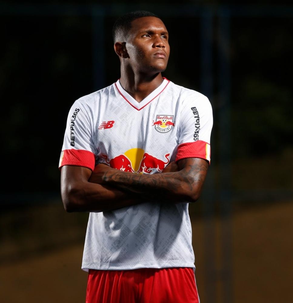 Zagueiro natural de Tocantins volta ao Brasil pra defender as cores do Bragantino