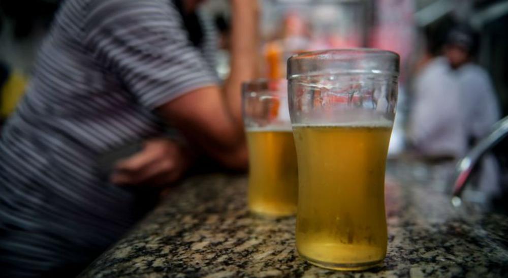 Homem bebe 30 cervejas, 'esquece' a conta, atropela segurança e bate carro na BR-116