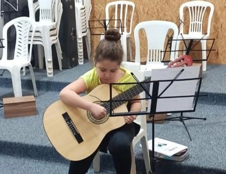 Inscrições estão abertas para oficinas de violão e canto coral em Ubá