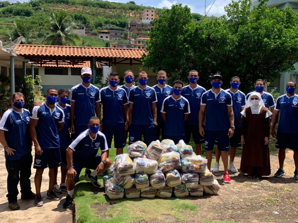 Jogadores, comissão técnica e diretoria do Aymorés arrecadam 40 cestas básicas ao Patronato