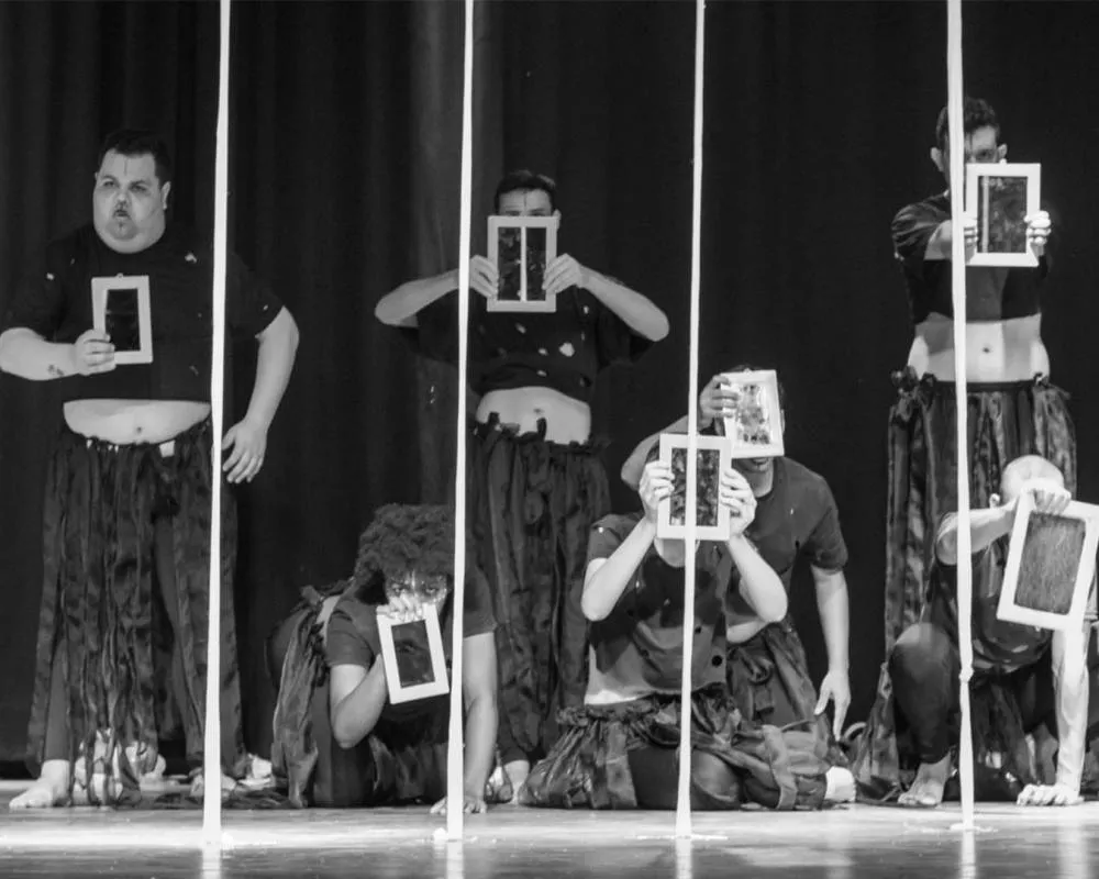 Espetáculo “Confesso” da Companhia Clandestinos de Teatro. Imagem Ilustrativa