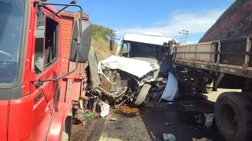 Colisão entre três caminhões e carro deixa dois feridos na MG-285