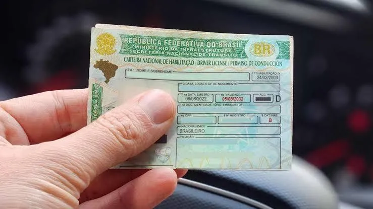 Exame toxicológico passa a ser obrigatório para primeira habilitação em Minas; autoescolas relatam falhas no sistema