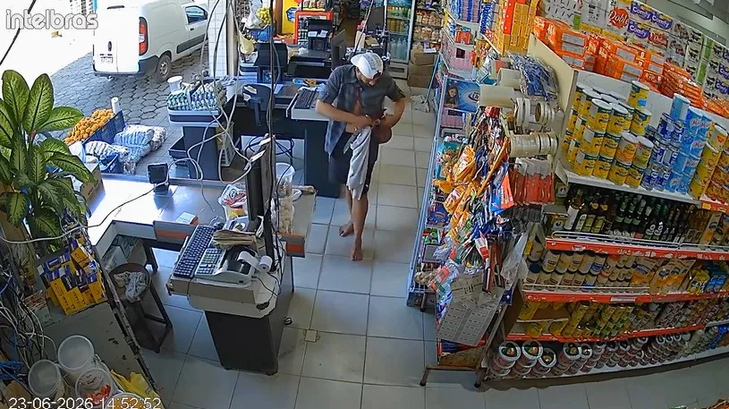 Vídeo mostra suspeito de chacina roubando mercado durante ataque que deixou quatro mortos em Visconde do Rio Branco