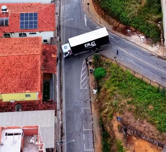 Caminhão trava curva e provoca longo congestionamento em Ubá