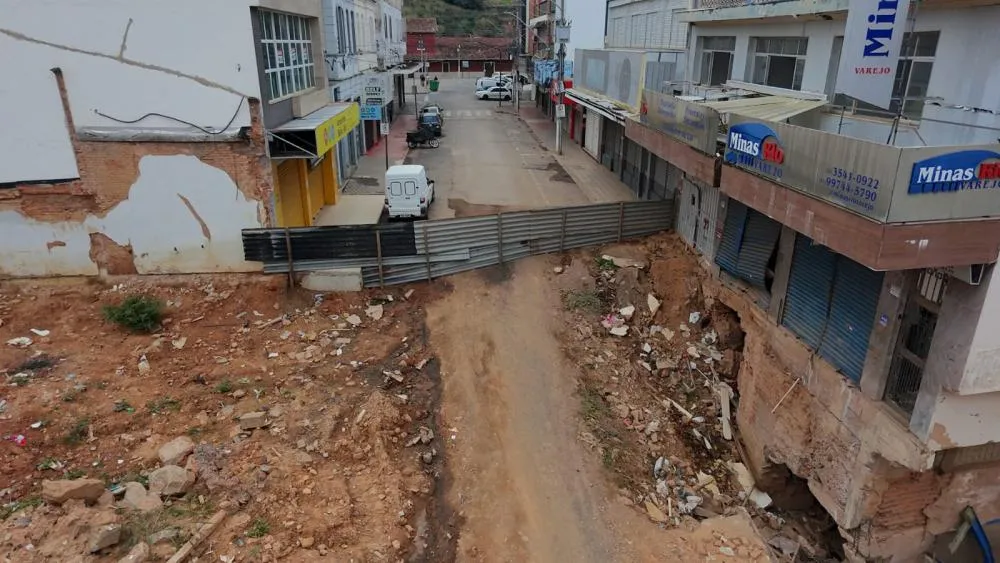 Defesa Civil aponta risco iminente de desabamento e mantém interdição na ponte da Avenida Cristiano Rôças
