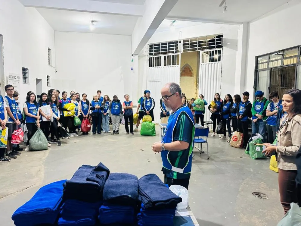 Alunos do Colégio Sagrado conhecem trabalho de atendimento à população em situação de rua em Ubá