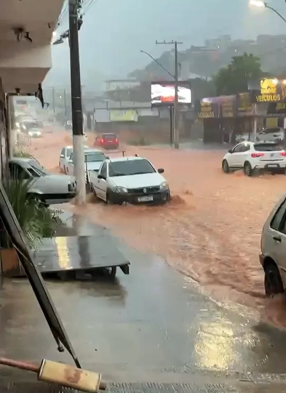 Chuva de menos de uma hora provoca alagamentos em Ubá; acumulado do dia chega a 56% do volume da tragédia de fevereiro