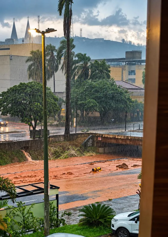 Tempestade atingiu Ubá e cidades da região na tarde desta terça-feira, 13 de outubro