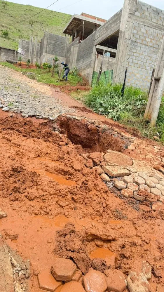 Moradores denunciam ruas danificadas e dificuldades de acesso no bairro Louriçal