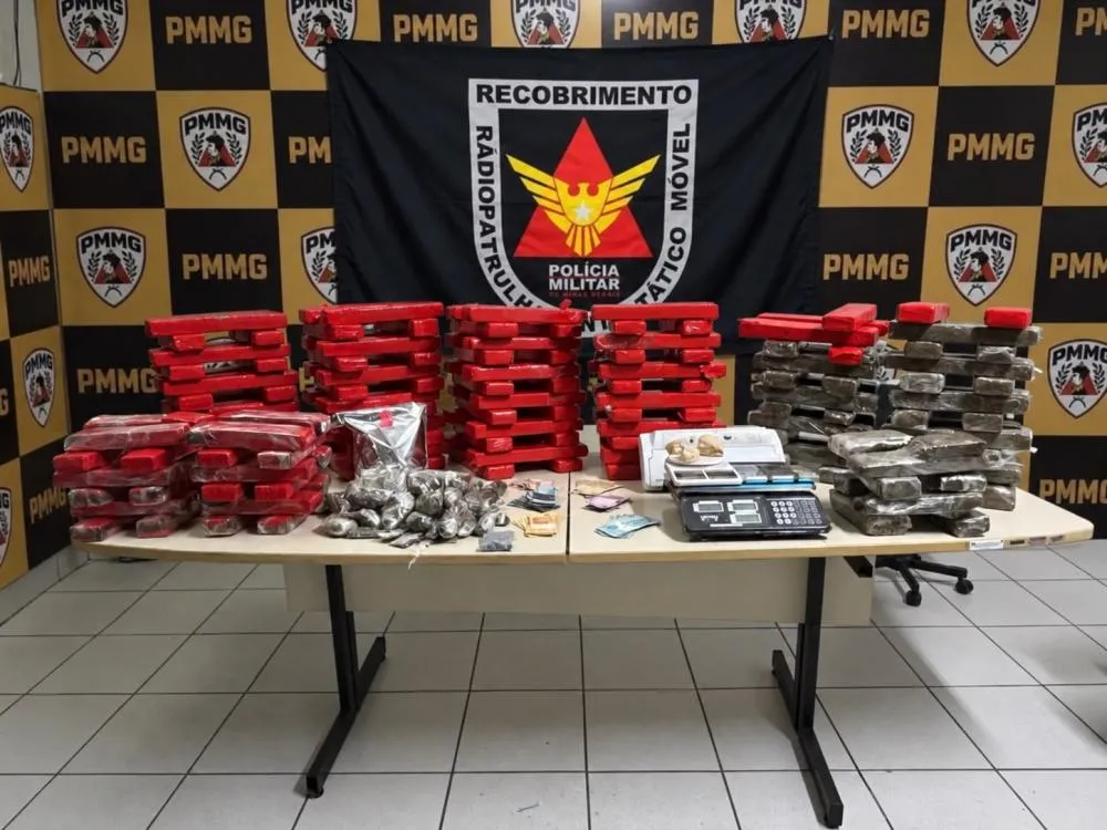 Polícia Militar apreende 172 barras de maconha e prende dois homens suspeitos de tráfico em Ubá