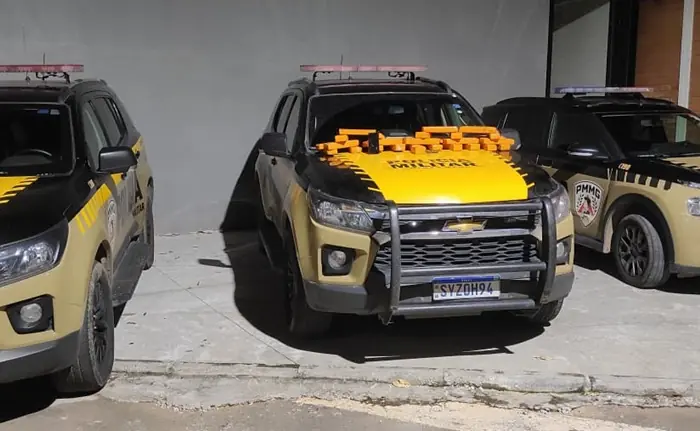 Perseguição policial termina com carro lançado de ponte e apreensão de 29 barras de maconha