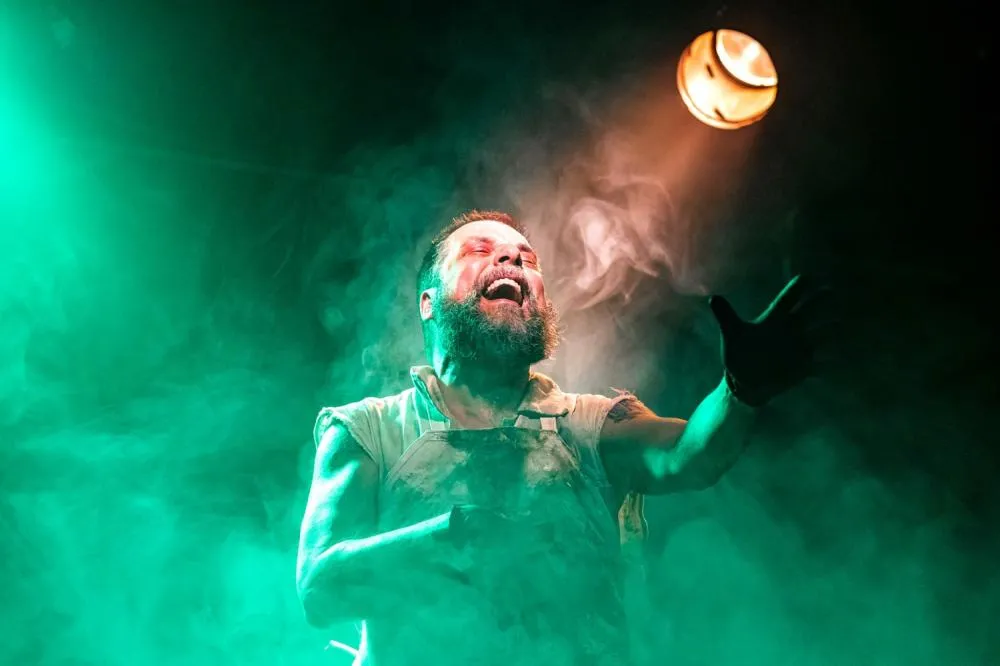 Espetáculo premiado “Homem-Bomba” terá apresentação gratuita nesta sexta-feira em Ubá