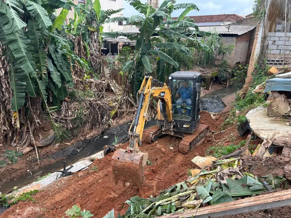 Prefeitura de Ubá realiza operação tapa-buraco, capinação e limpeza de córrego em diferentes bairros