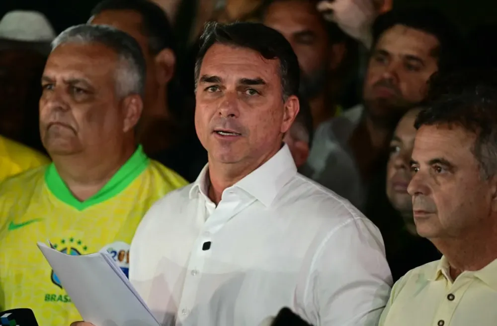 Flávio Bolsonaro venceu em 13 cidades da Zona da Mata e Campo das Vertentes, mas perdeu espaço no segundo turno